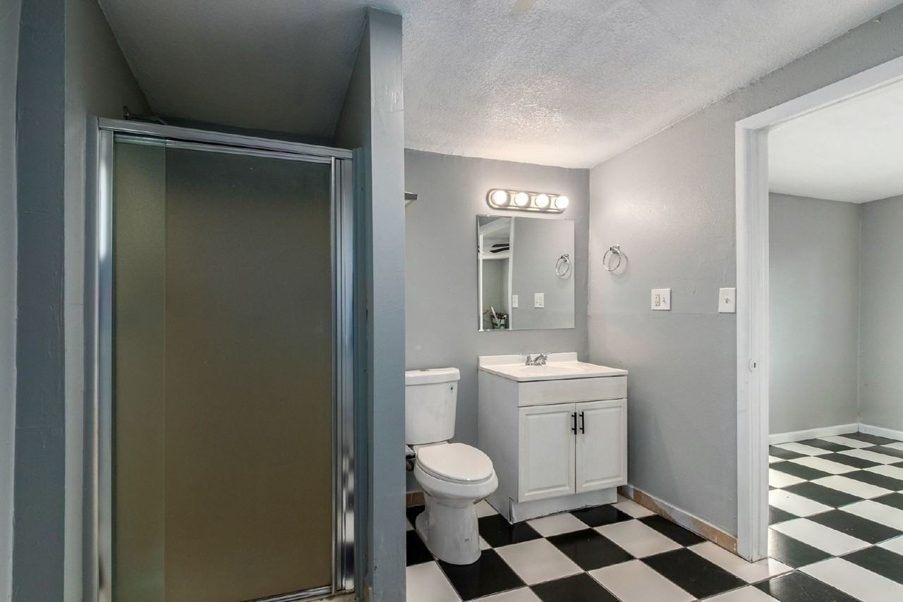 2806 W Luke Ave - Photo 5 of 26
