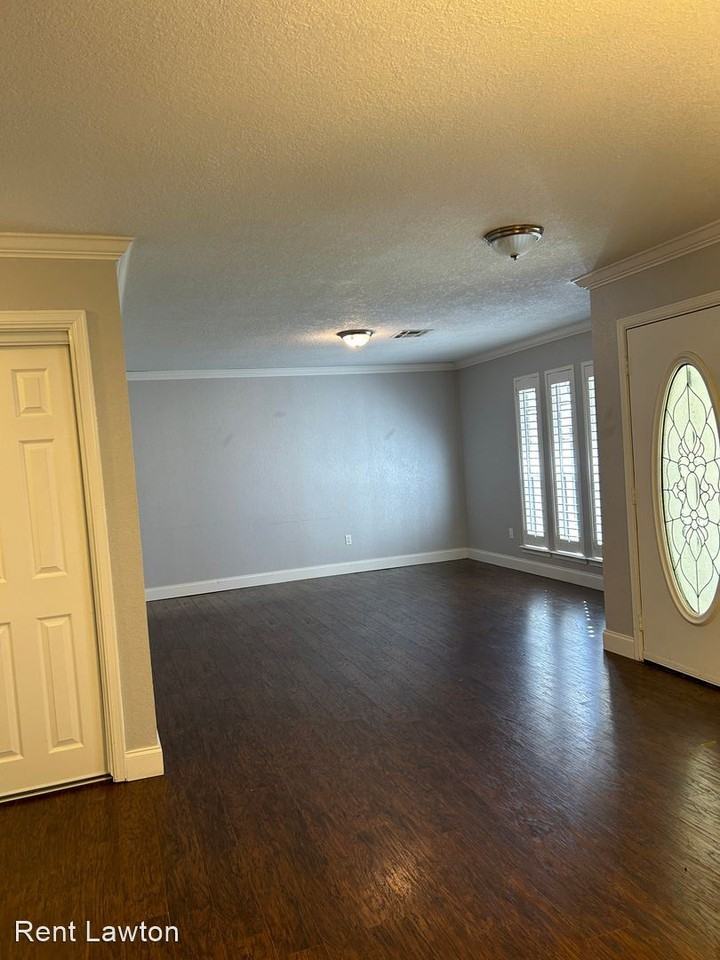 1605 Nw 79th St - Photo 3 of 27