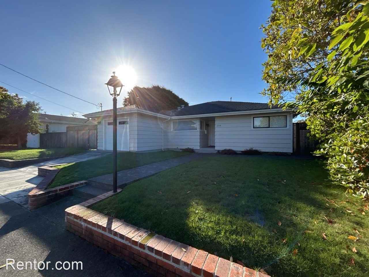 2314 Dean St - Photo 2 of 18