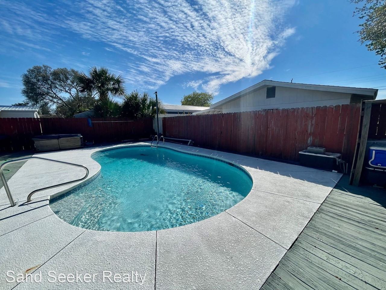 325 Hibiscus Dr - Photo 2 of 26