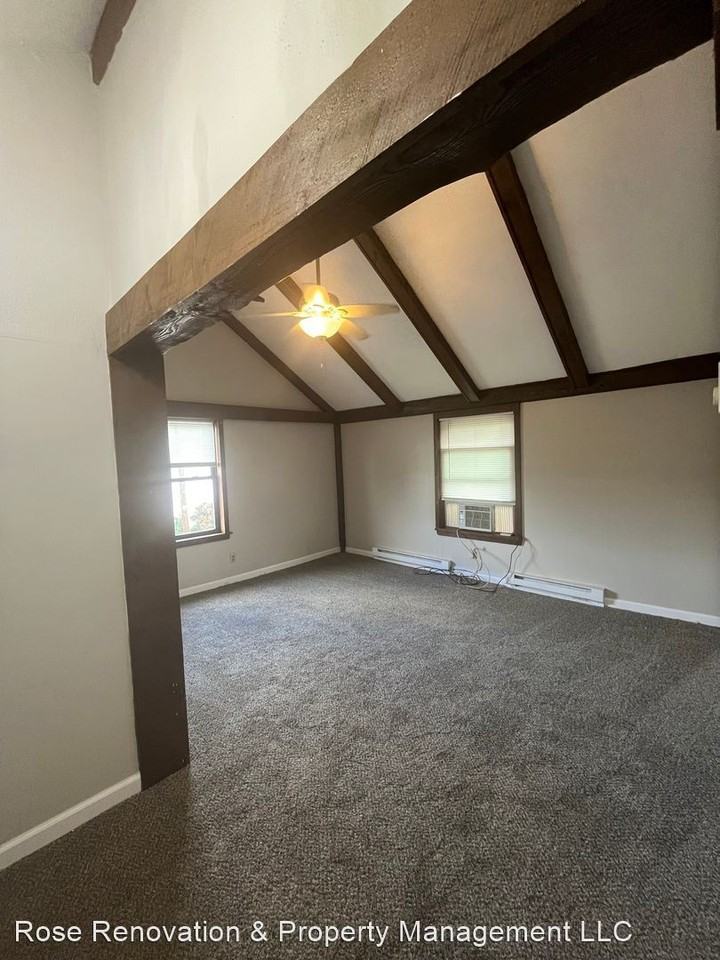 1040 3rd St - Photo 3 of 10