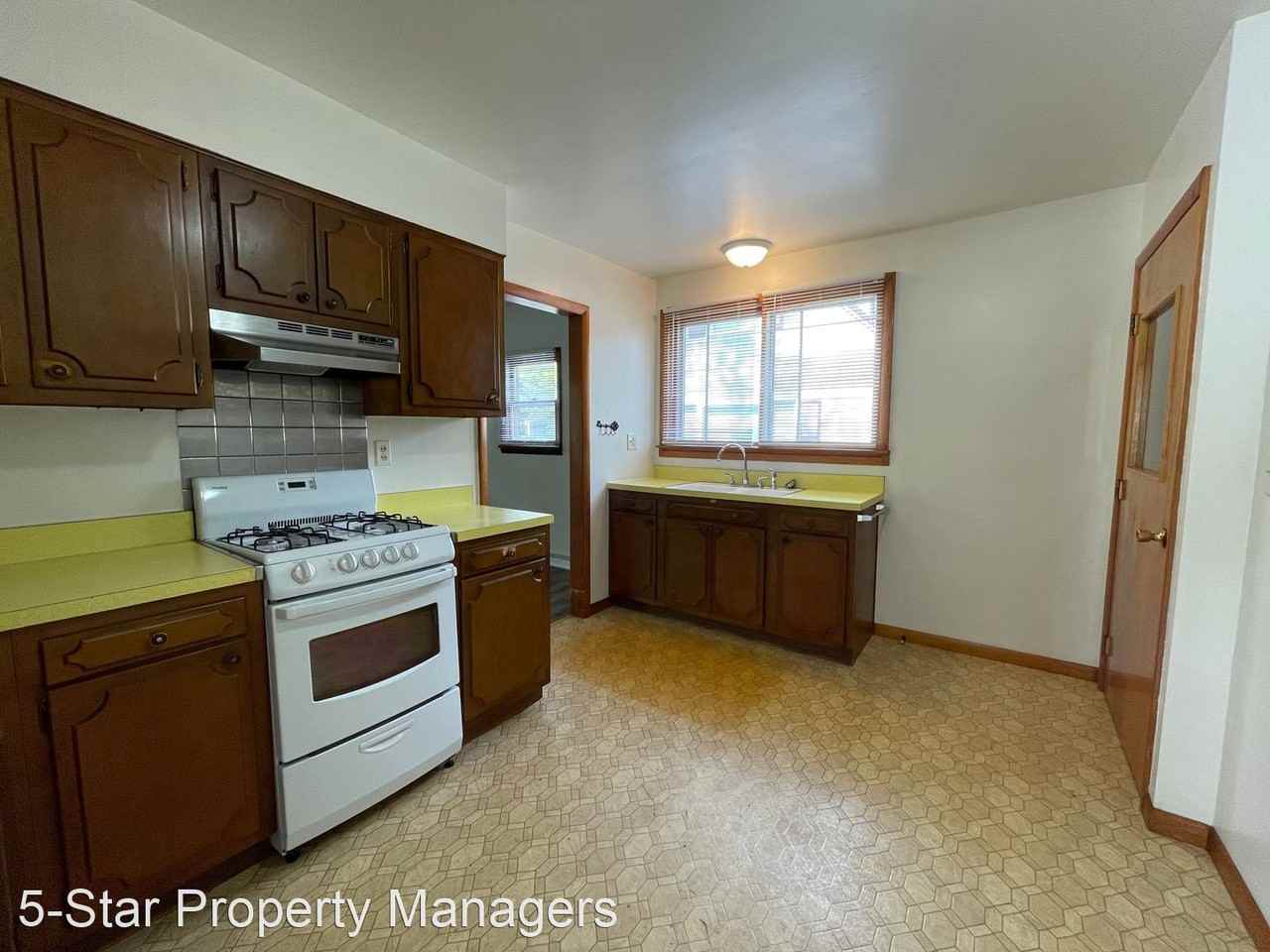 908 S 11th St - Photo 3 of 17