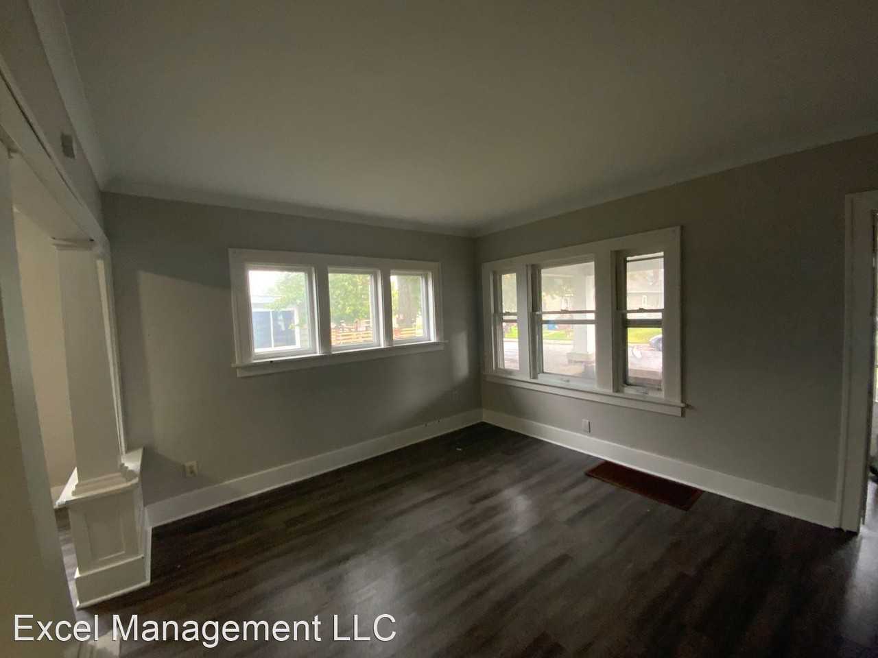 209 S Center St - Photo 2 of 12