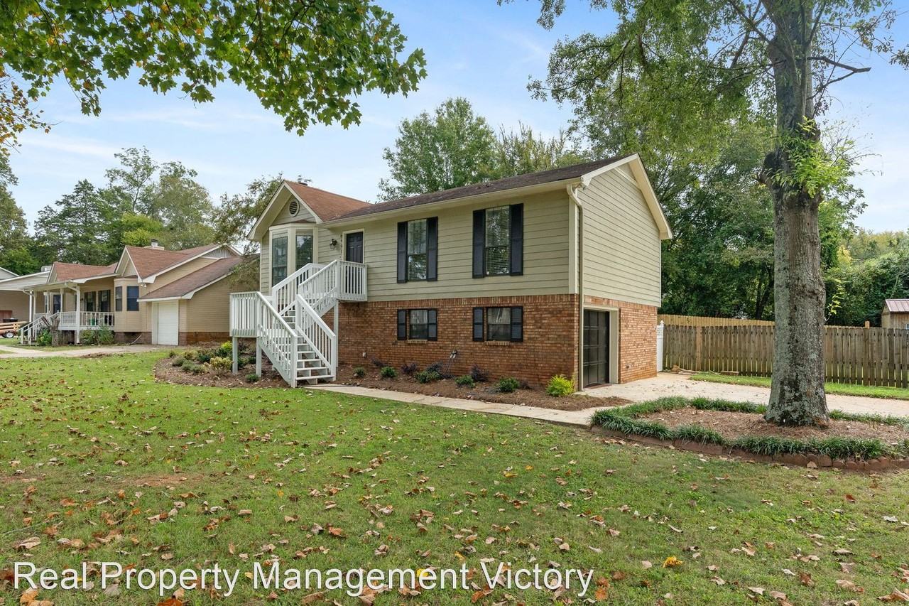 8401 Lanewood Cir - Photo 2 of 28