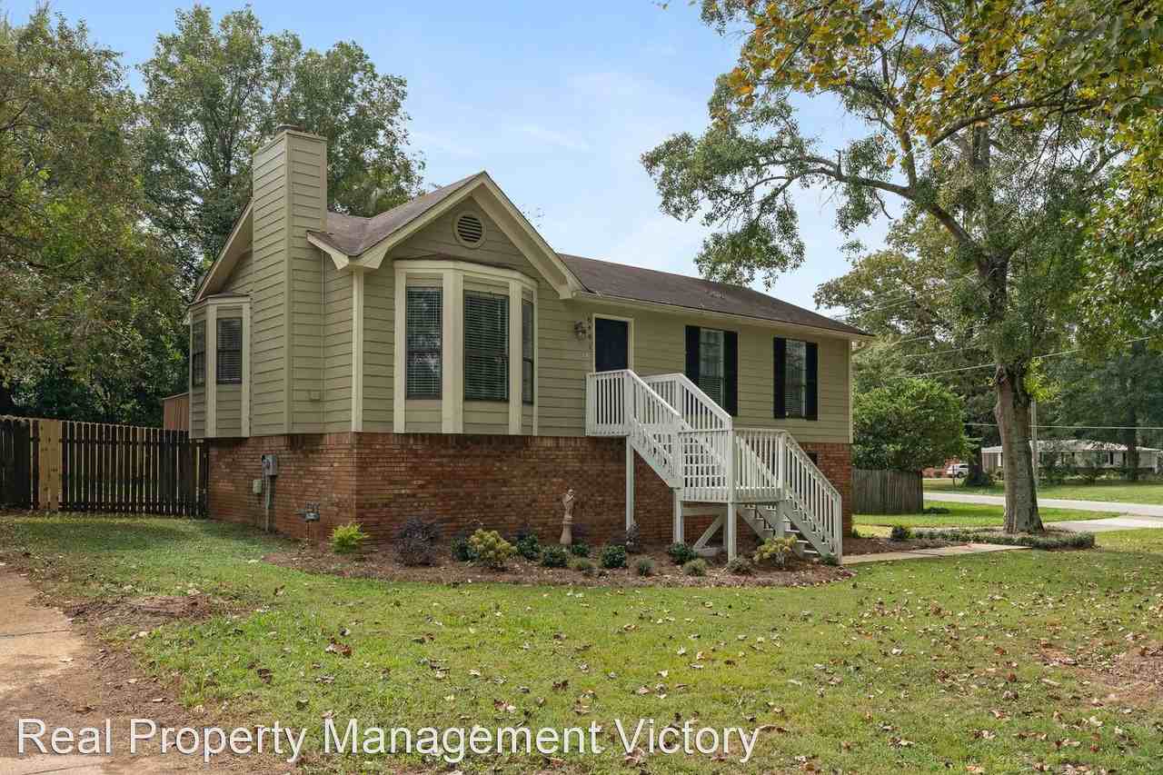 8401 Lanewood Cir - Photo 3 of 28