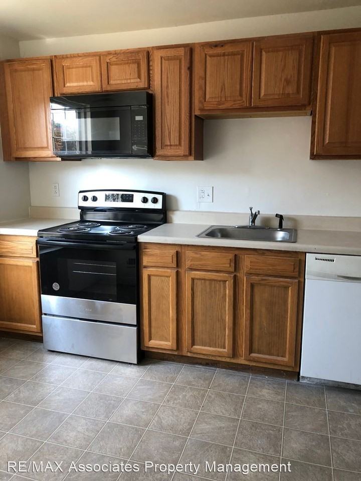 215 Highland Blvd Apt B - Photo 3 of 13