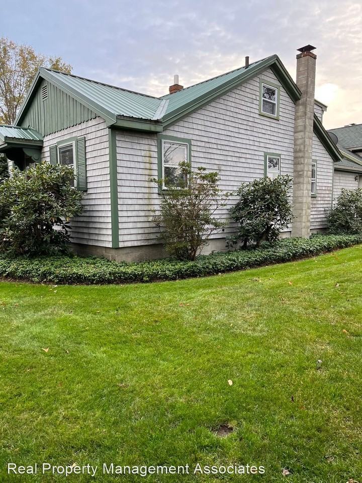 208 Franklin St - Photo 2 of 12