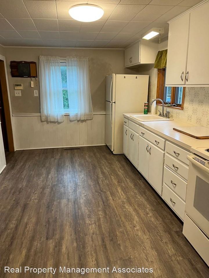 208 Franklin St - Photo 3 of 12