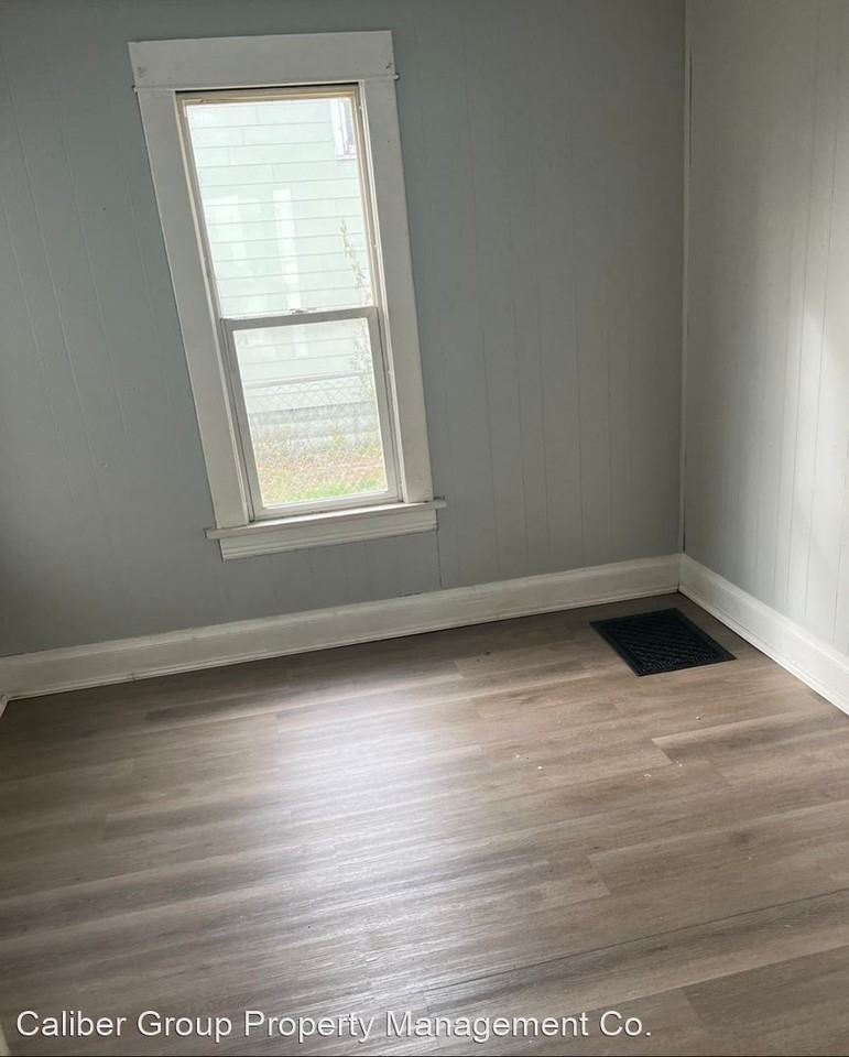 437 Edwards St - Photo 3 of 6