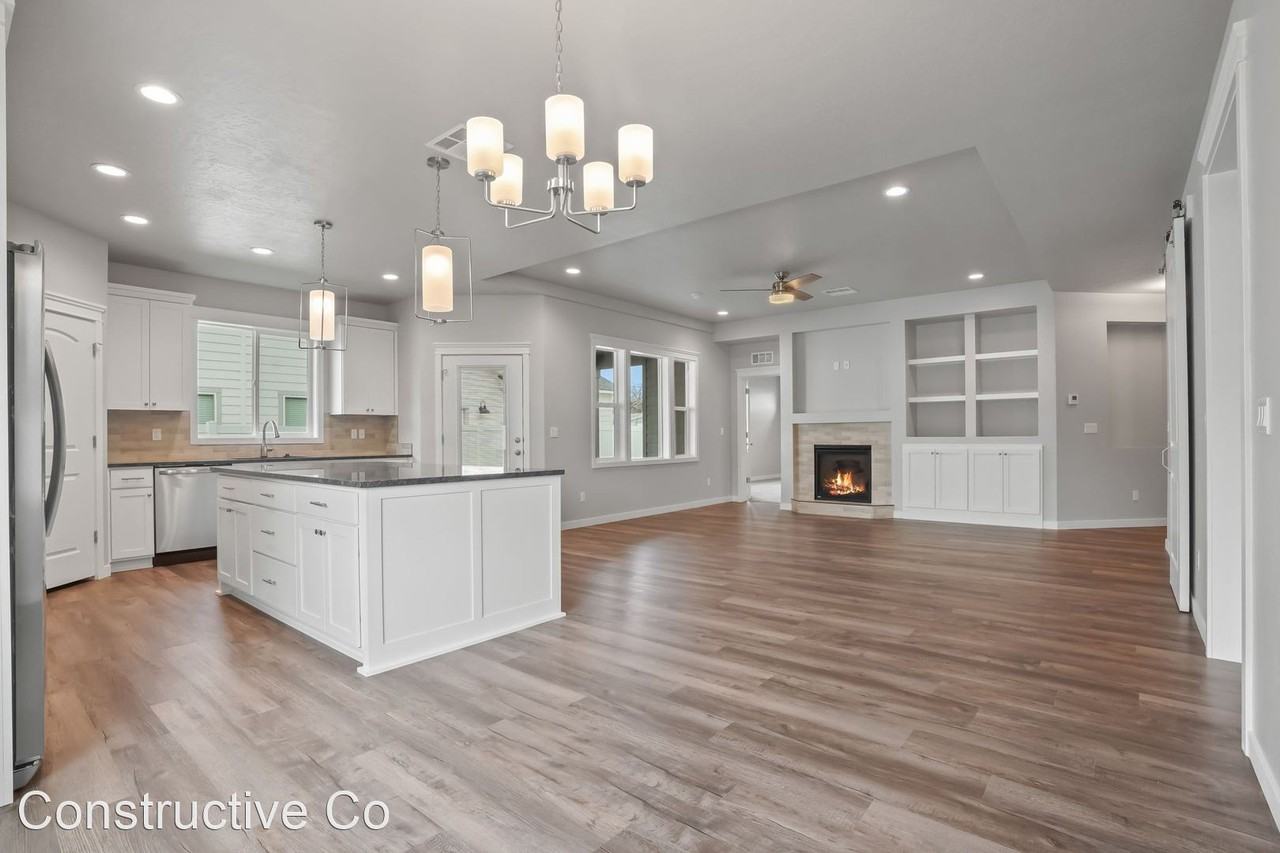 1375 Jolly Roger Ave - Photo 2 of 21