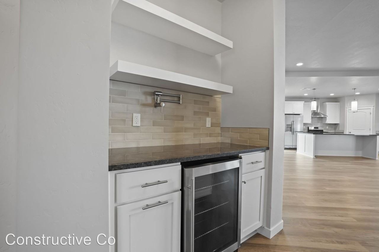 1375 Jolly Roger Ave - Photo 3 of 21