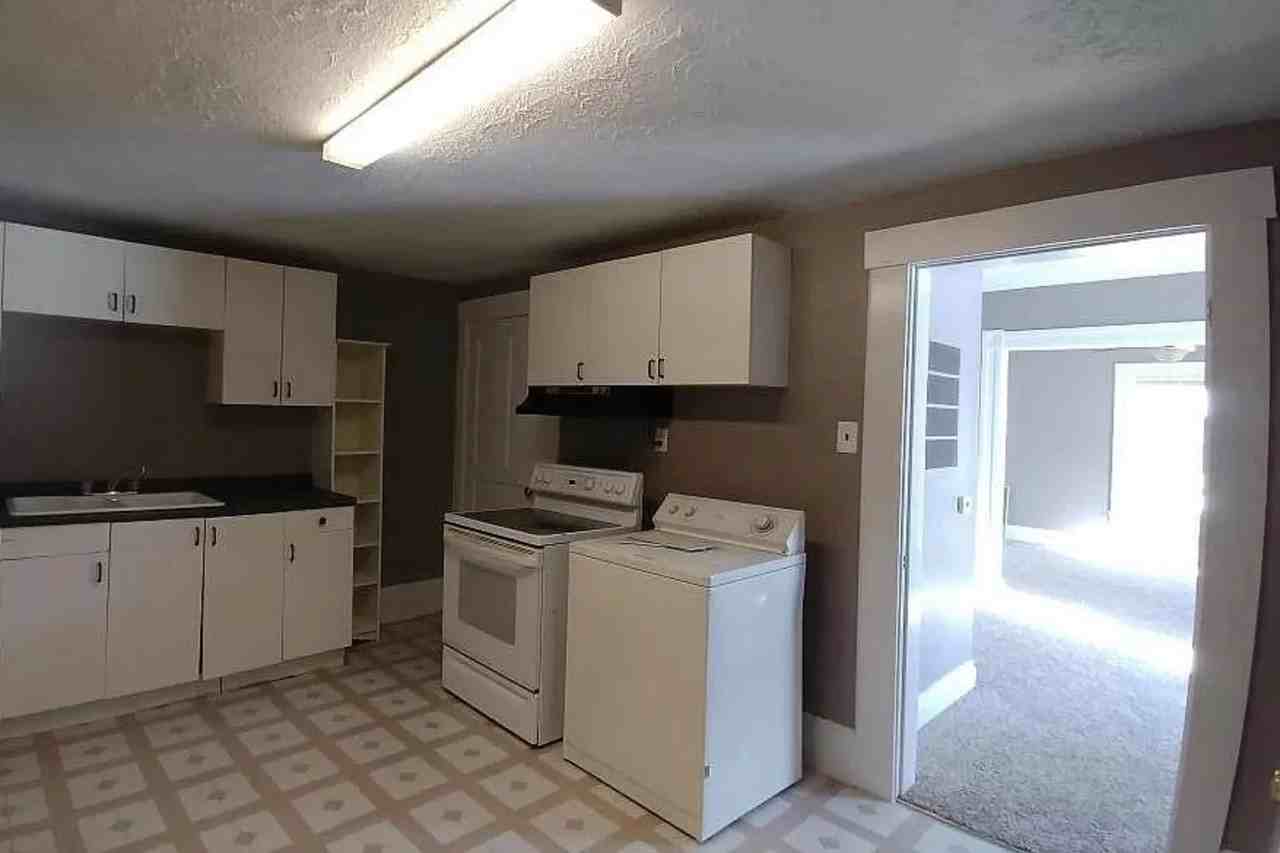 223 N Elm St - Photo 3 of 8