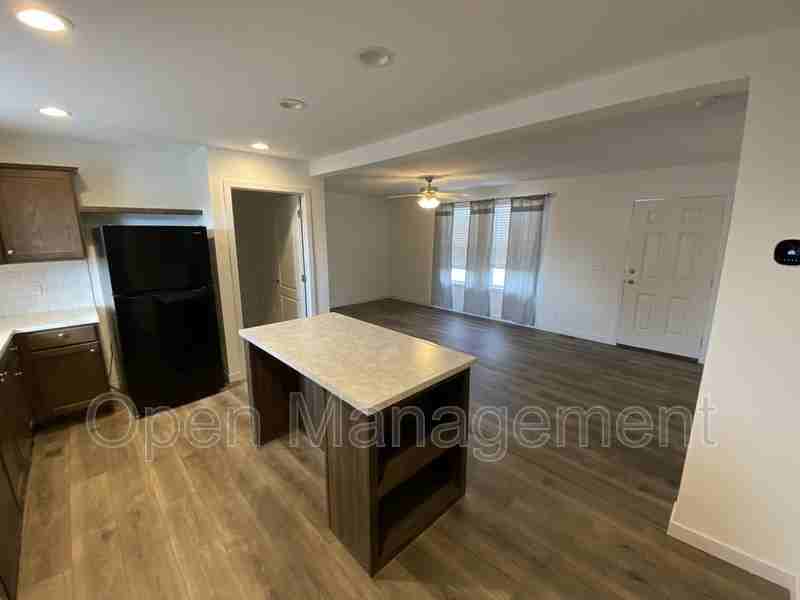 E 1st St #96 - Photo 3 of 7