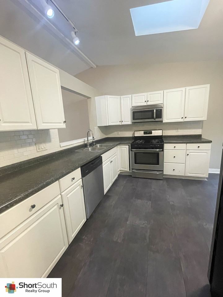 4034 Heathgate Dr - Photo 3 of 25