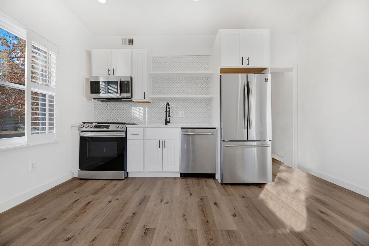 300 49Th St Ne - Photo 2 of 9