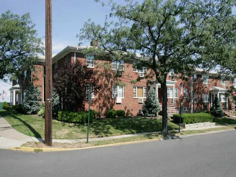 Christopher Court - Photo 2 of 7