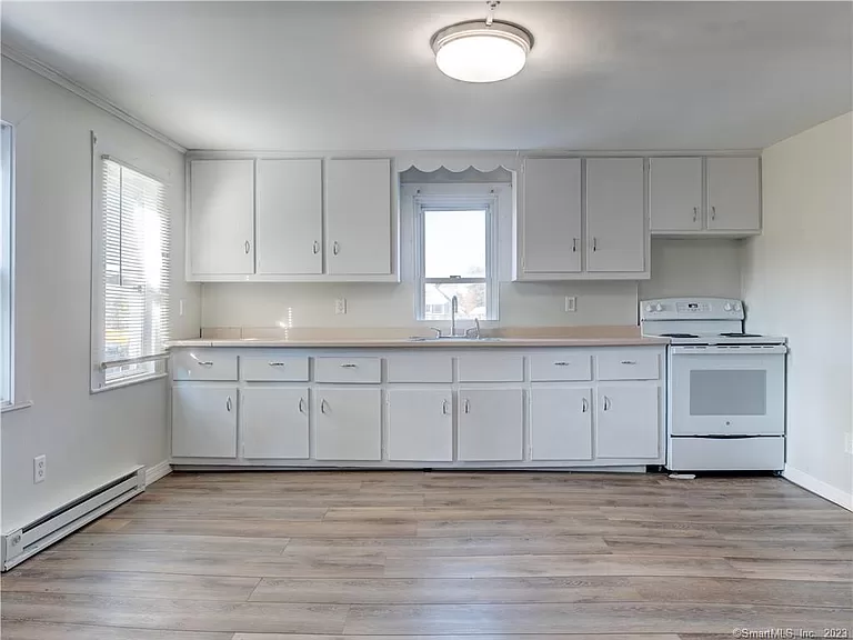 24 Schoolhouse Ln - Photo 3 of 9