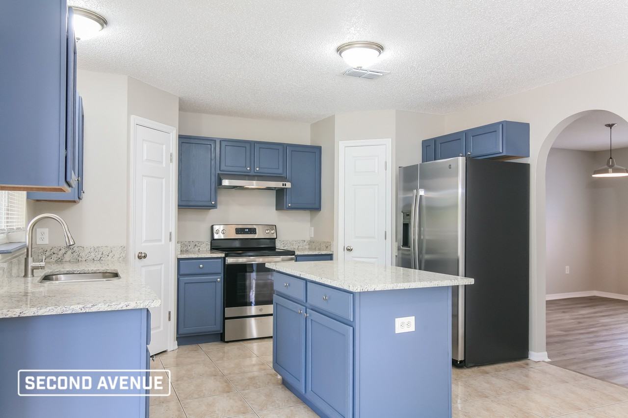 12042 Villa Rd - Photo 3 of 16