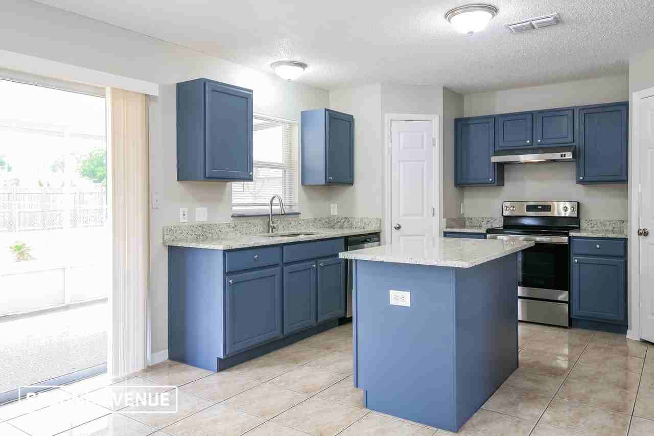 12042 Villa Rd - Photo 4 of 16