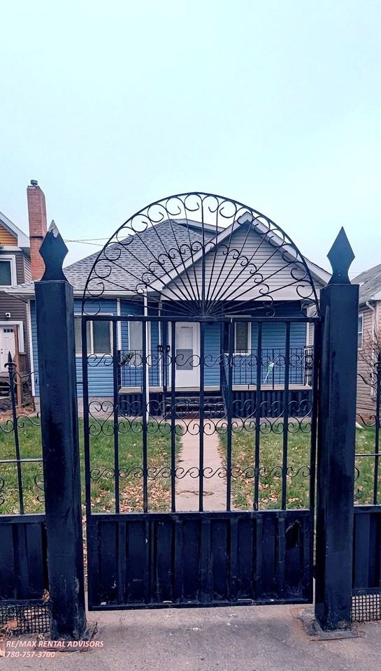 11419 101 St Nw - Photo 2 of 20