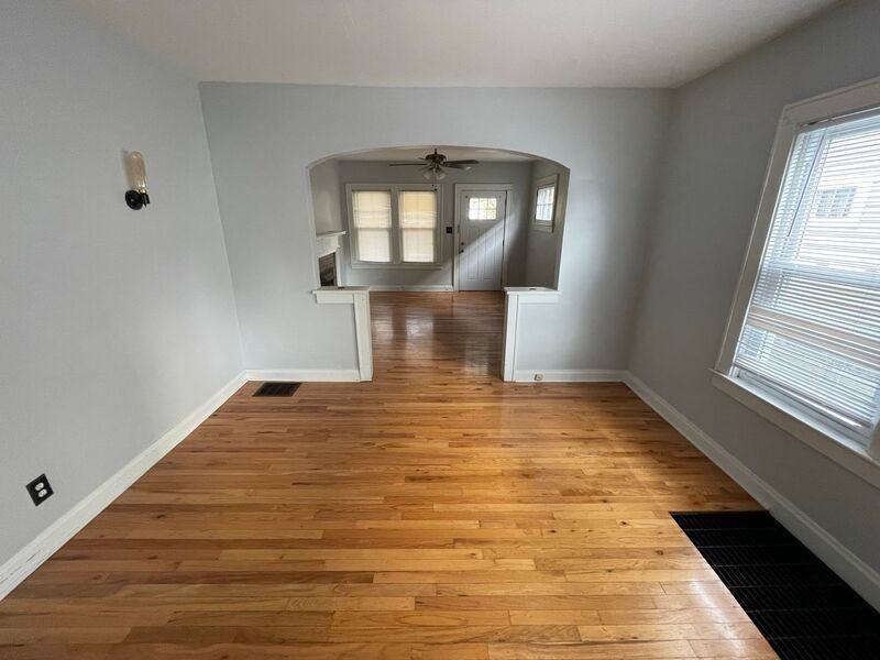 921 Thomas Rd - Photo 2 of 11