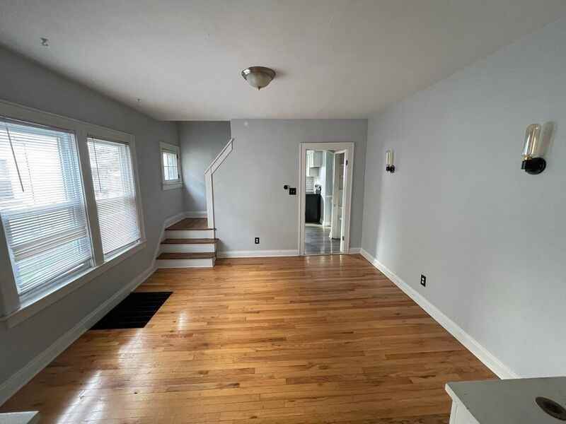 921 Thomas Rd - Photo 3 of 11