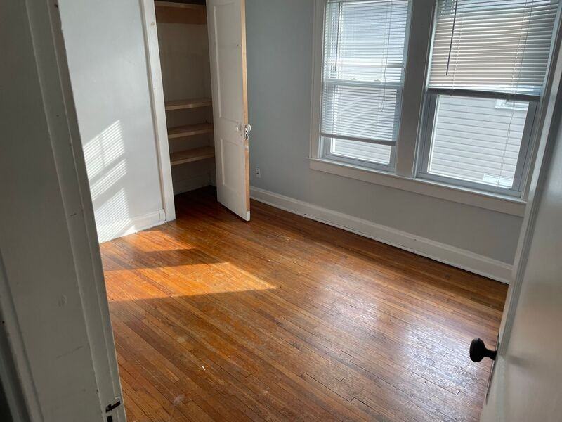921 Thomas Rd - Photo 6 of 11