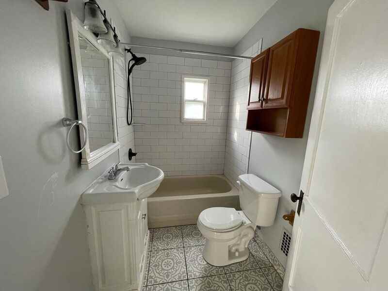 921 Thomas Rd - Photo 7 of 11