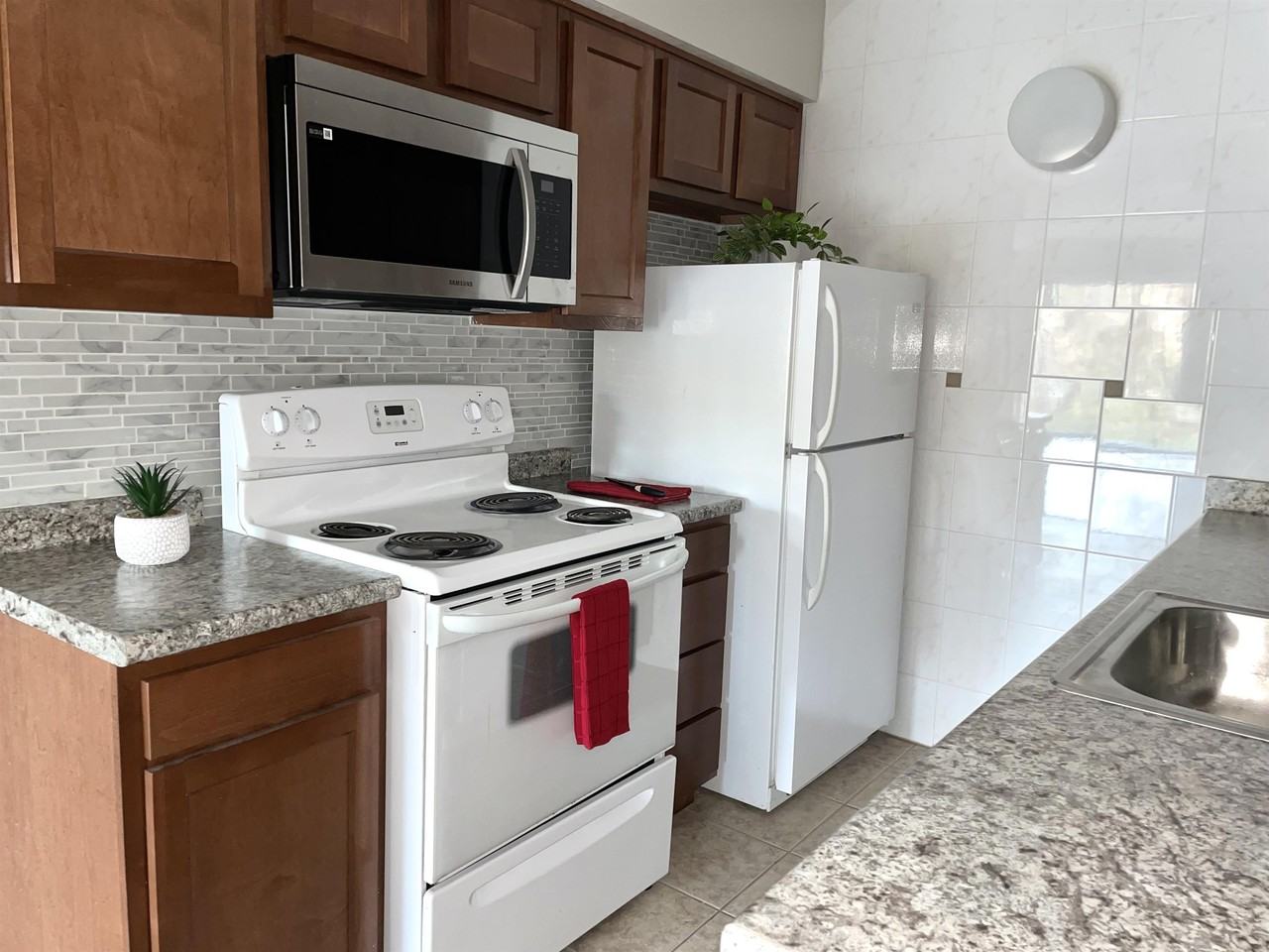 1005 1005 GLASS RUN ROADAPT 1 #1005-01 - Photo 2 of 7