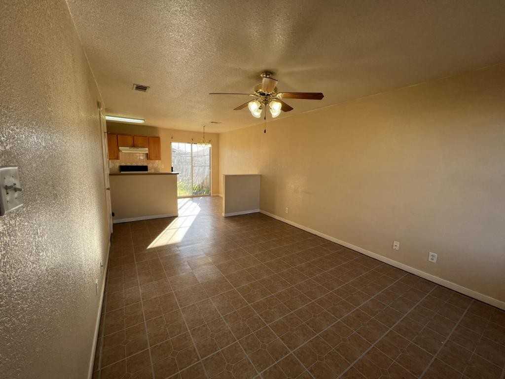 1402 Dugger Cir Apt B - Photo 2 of 21