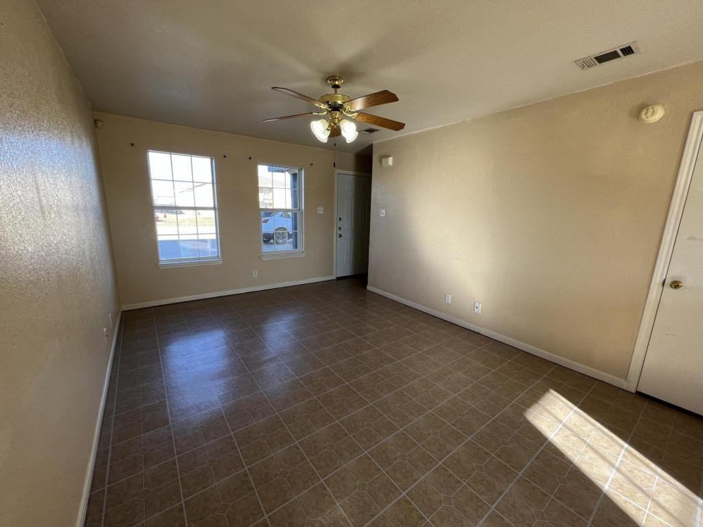 1402 Dugger Cir Apt B - Photo 4 of 21