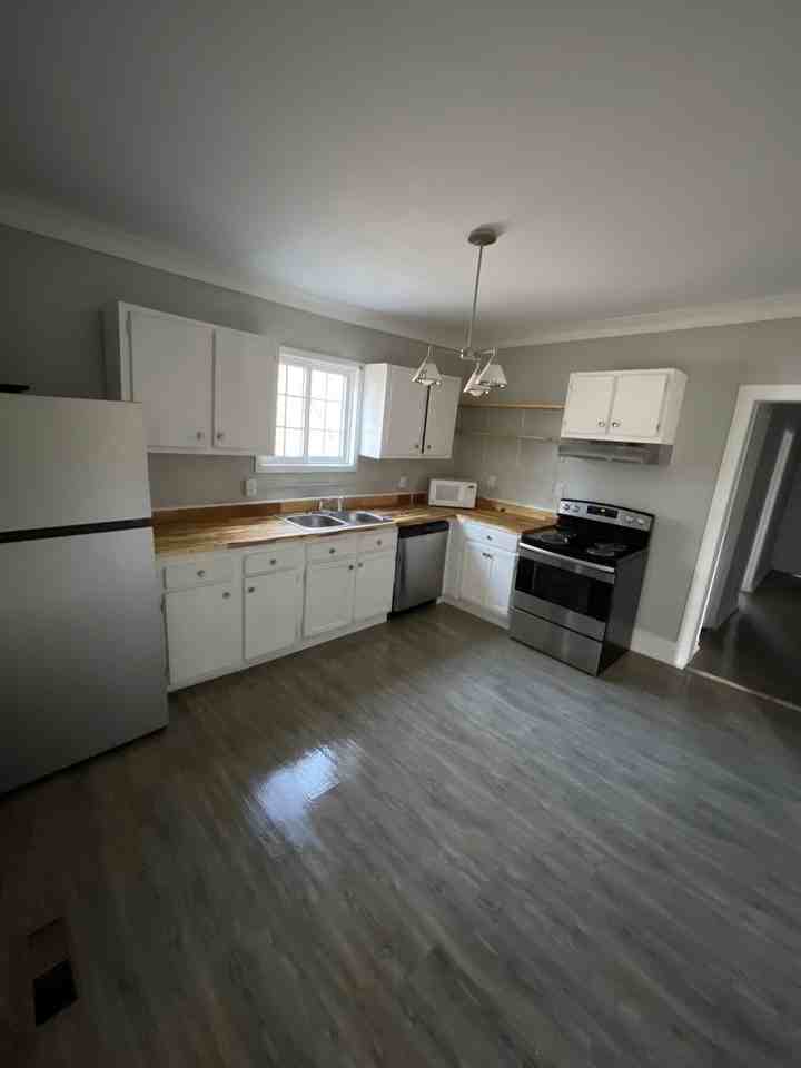 412 N Hawthorne St #1 - Photo 4 of 15