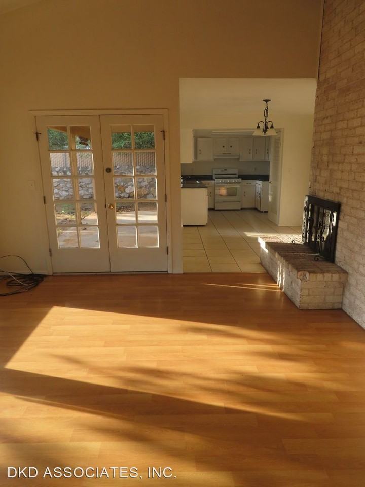 1702 Jerry Abbott St - Photo 3 of 25