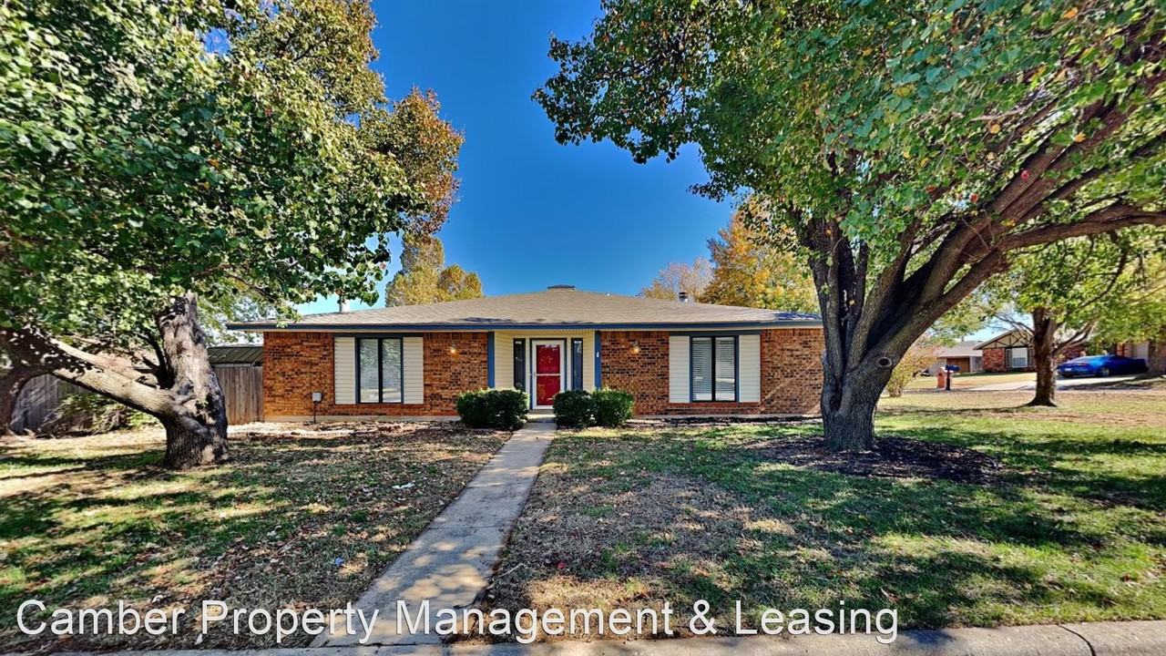 8435 Nw 85th St - Photo 2 of 23