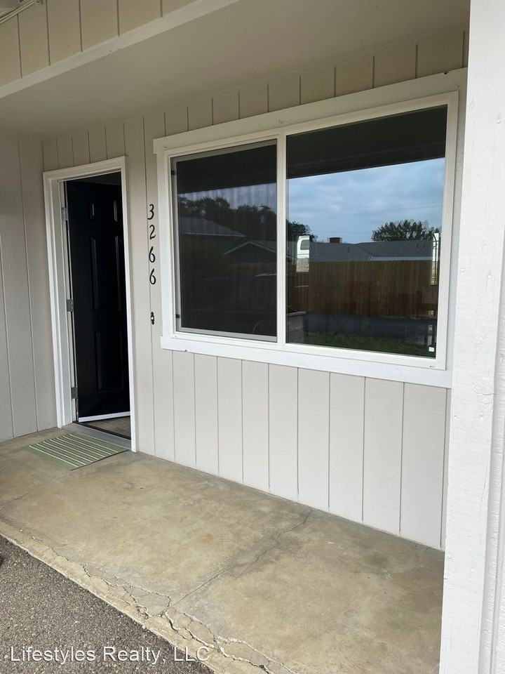 3264/3266 NE Hughes Street - Photo 2 of 10