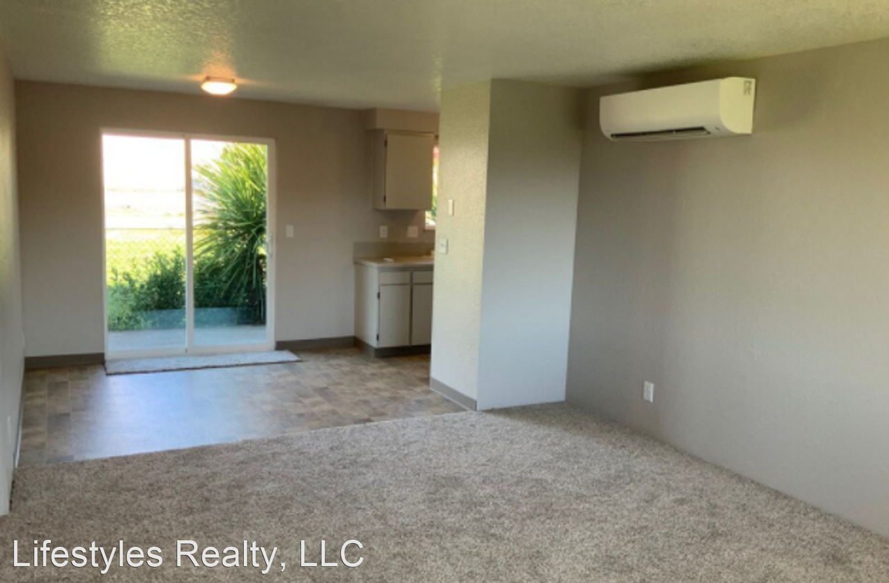 3264/3266 NE Hughes Street - Photo 3 of 10