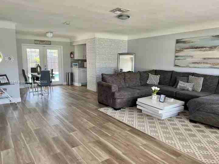 3420 Sw 16th St - Photo 2 of 8