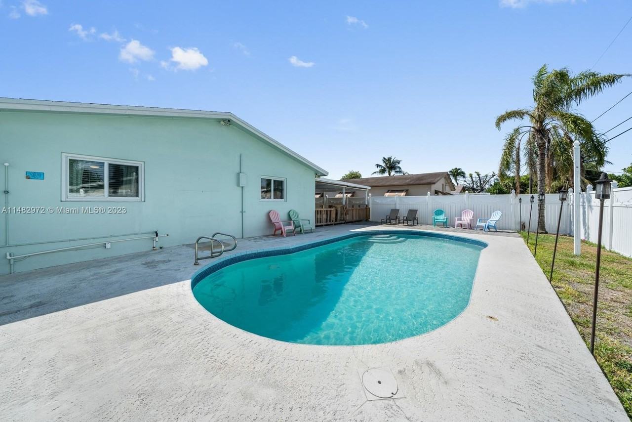 833 Nw 9th Ave - Photo 2 of 8