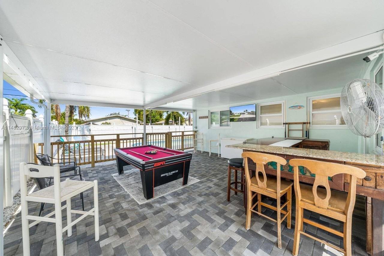 833 Nw 9th Ave - Photo 3 of 8