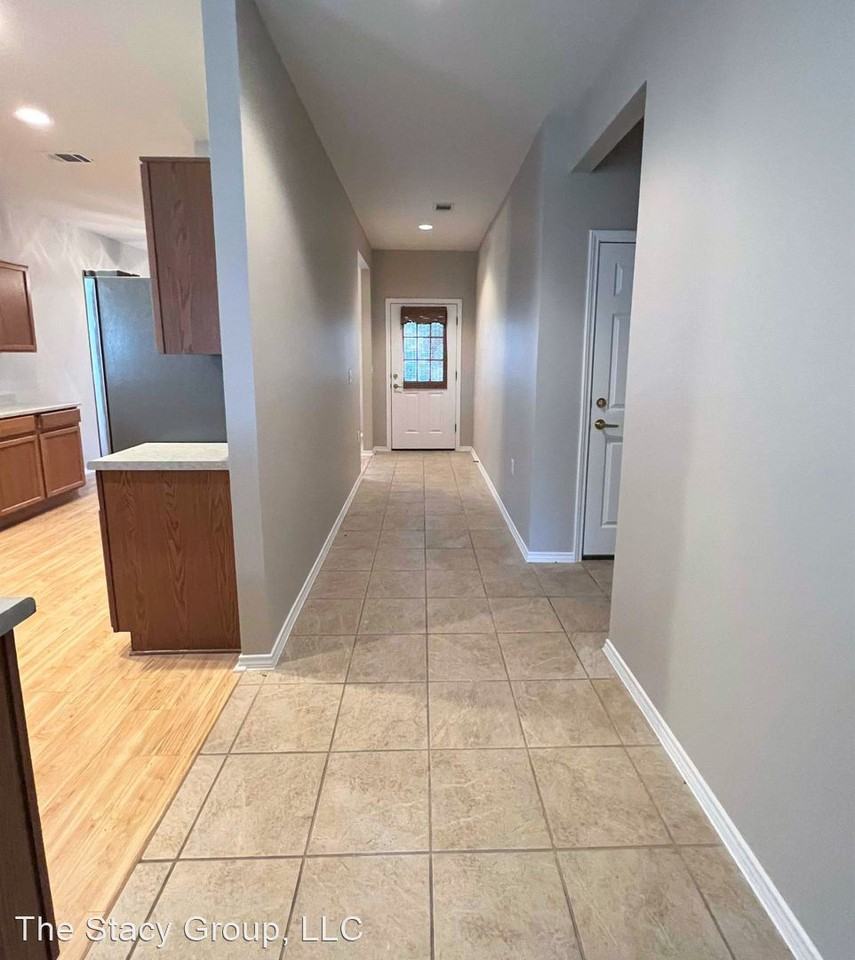 402 Crockett Loop - Photo 3 of 38