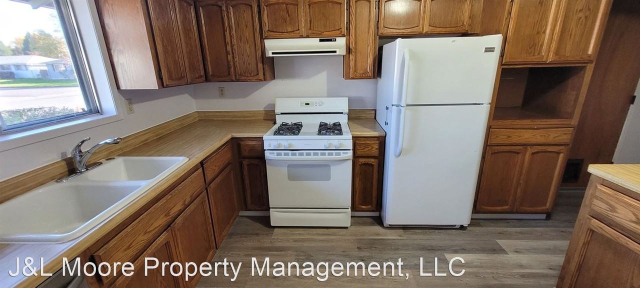 201 Rachel Dr - Photo 3 of 13