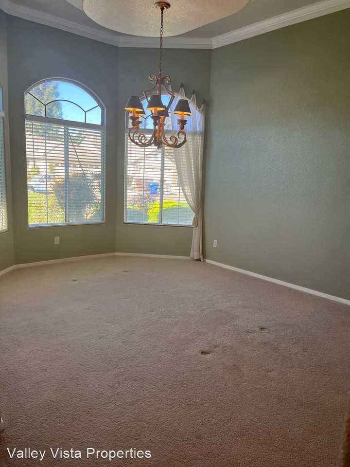 8538 N Jackson Ave - Photo 3 of 22