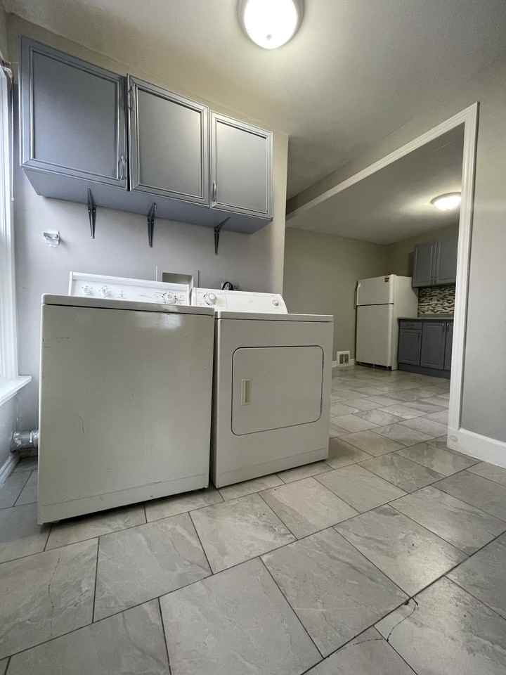 174 Rosslyn Avenue North - Photo 3 of 13