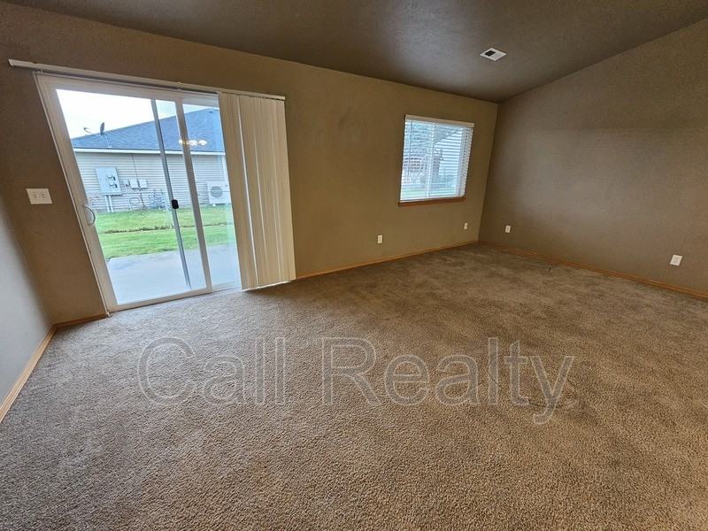 1517 N Mamer Rd - Photo 2 of 11