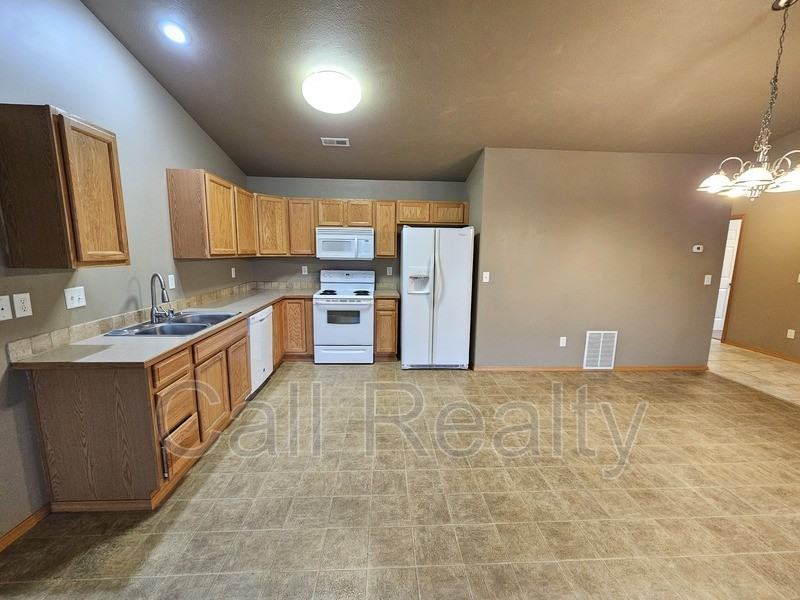 1517 N Mamer Rd - Photo 3 of 11