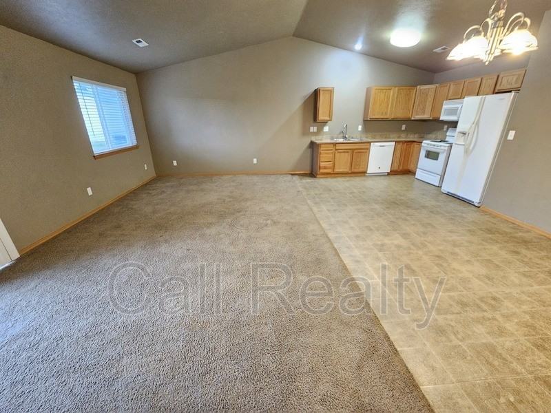 1517 N Mamer Rd - Photo 4 of 11