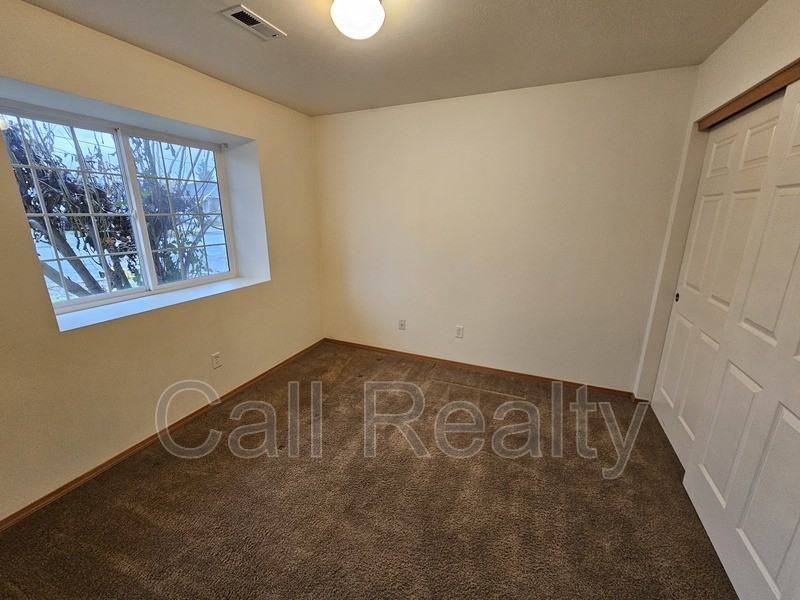 1517 N Mamer Rd - Photo 7 of 11