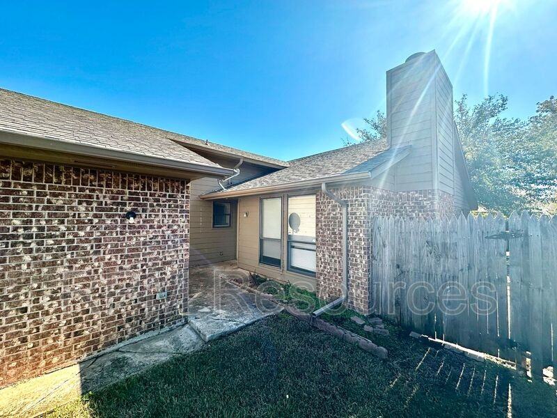 8122 Nw 120th St - Photo 2 of 12