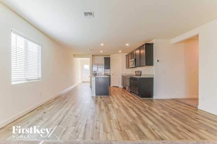 996 W 20th St - Photo 3 of 16