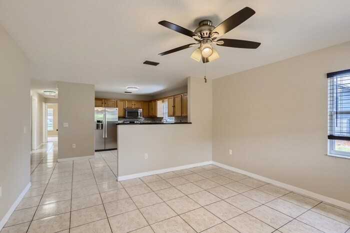 1407 Kentucky Ave - Photo 3 of 12